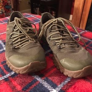 Columbia mens size 10.5 olive green hikers. Mild wear. No insoles.